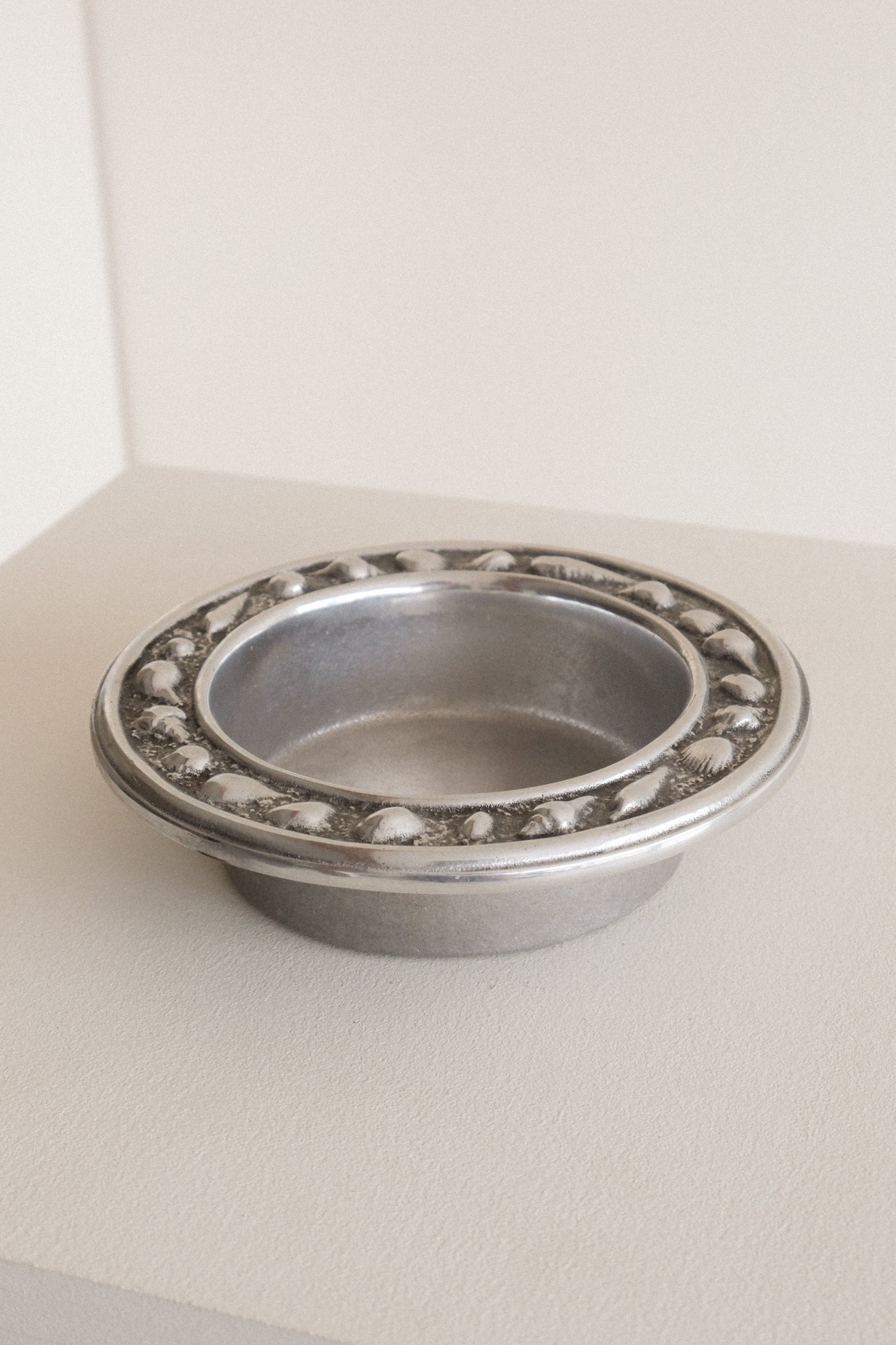 Wilton Armetale Seashell Bordered Bowl